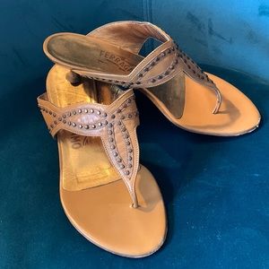 💞SALVATORE Ferragamo nailhead leather thong kitten heel sandals camel sz 6.5